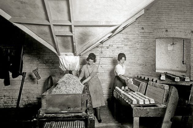en bild från fabriken i Italien 1928. en bild från fabriken i Italien 1928.